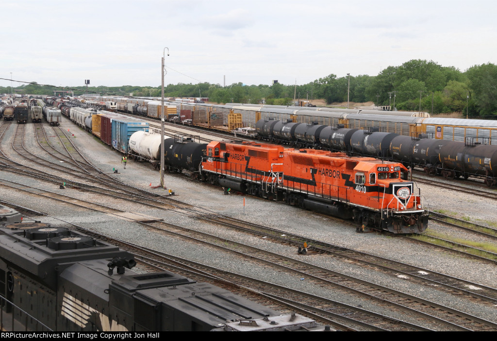 After shoving a long cut in to the yard, 4010 & 4016 prepare to cut away from the train